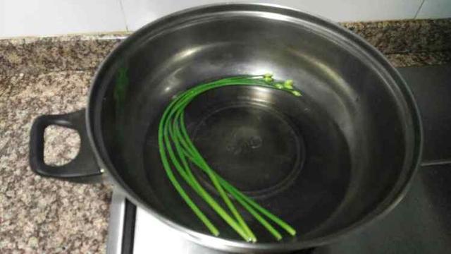 蒸鸡蛋羹时，开水下锅还是冷水下锅？牢记这1点，保证香软滑嫩