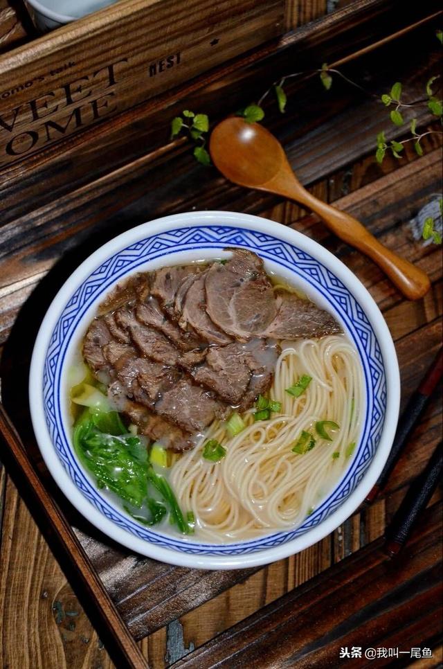 冬天早餐孩子就爱吃这个面，全身暖和又营养，大人不用早起