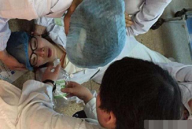 产妇产下双胞胎男孩，却哭着不愿出产房，把医生护士搞迷糊了