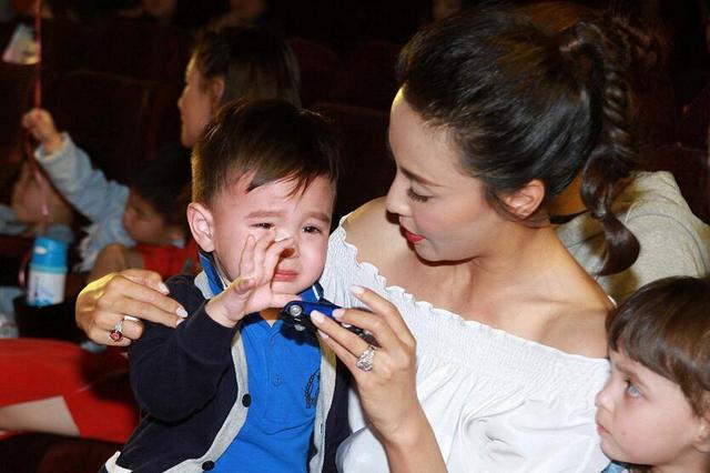 当孩子用哭来威胁，两种妈妈做法立见高下，孩子的层次出现了不同
