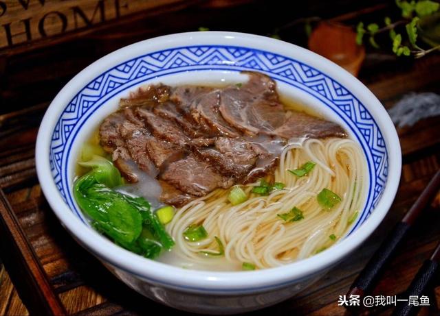 冬天早餐孩子就爱吃这个面，全身暖和又营养，大人不用早起