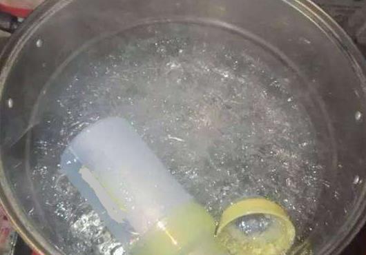 宝宝的奶瓶真的洗干净了吗？这3种方法越洗越脏，很多家长都犯错