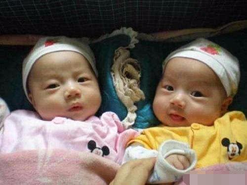 产妇产下双胞胎男孩，却哭着不愿出产房，把医生护士搞迷糊了