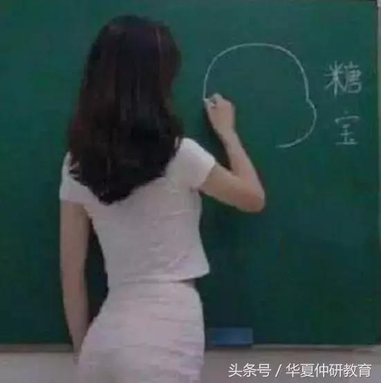 女幼师背影意外走红 网友：哪家幼儿园？