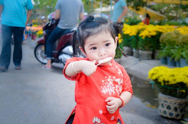 当妈妈说“抱不动你了”，孩子的做法体现了他情商的高低