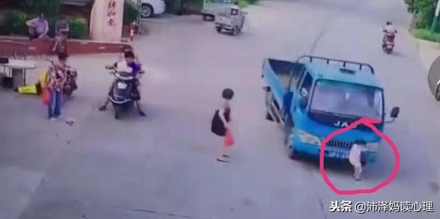 不要再对孩子说“过马路时，一定要牵着妈妈的手”，这很危险的