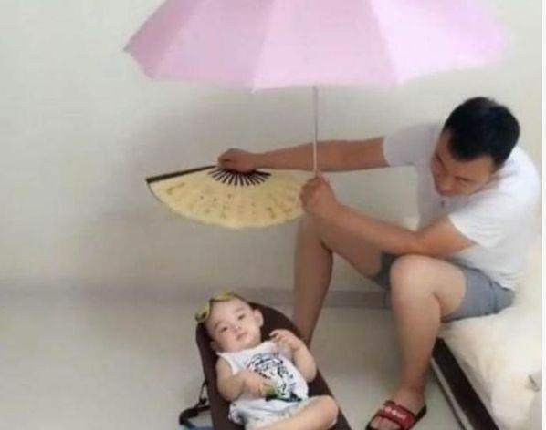 宝妈搂着宝宝打盹，一觉醒来宝宝不见了，见到宝宝后笑喷了