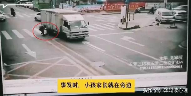 不要再对孩子说“过马路时，一定要牵着妈妈的手”，这很危险的