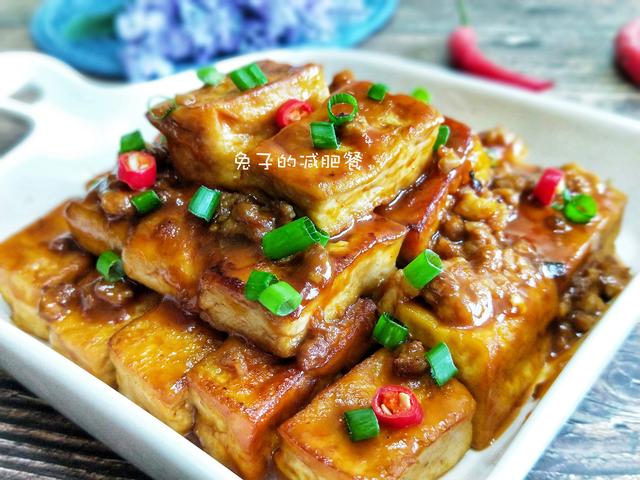 这才是豆腐最好吃的做法，只加肉沫和小米辣，一口一个，太过瘾了