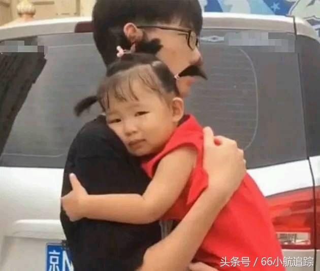 15岁哥哥接3岁妹妹放学，一个太暖，一个太萌！