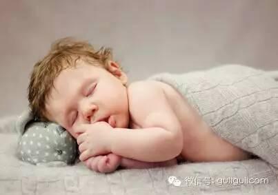 睡到一半老醒？都怪妈妈关注太多啦！