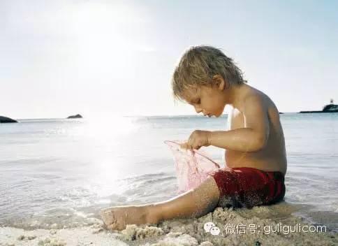小宝宝爱玩水，玩出聪明高智商！