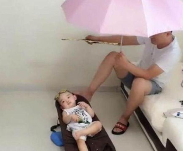 宝妈搂着宝宝打盹，一觉醒来宝宝不见了，见到宝宝后笑喷了