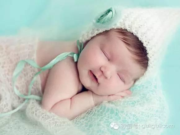 睡到一半老醒？都怪妈妈关注太多啦！