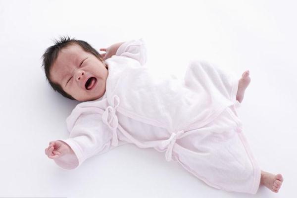 宝宝定时吐奶、哭闹是患有肠痉挛？5招帮你缓解