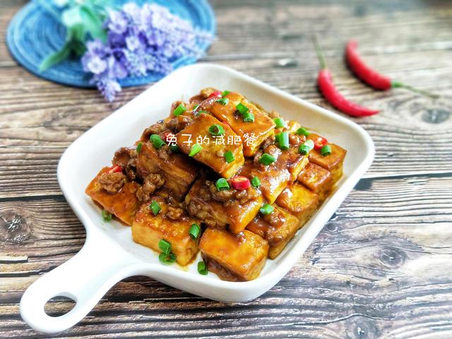 这才是豆腐最好吃的做法，只加肉沫和小米辣，一口一个，太过瘾了