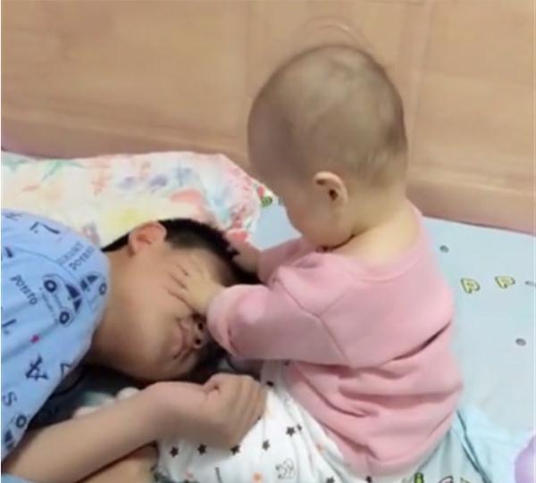 6个月小妹妹用这样的方式叫哥哥起床，妈妈瞧见后，暖心到泪目