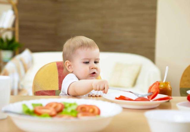 宝宝吃“大人饭”说明发育好？如果没到这个年龄，大人饭有害无益