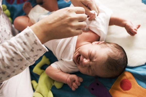 宝宝定时吐奶、哭闹是患有肠痉挛？5招帮你缓解