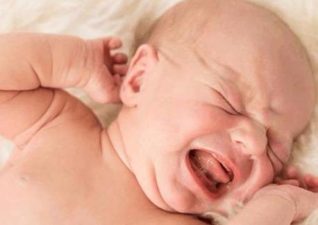 婴儿一边吃奶一边发怒扭打是为什么