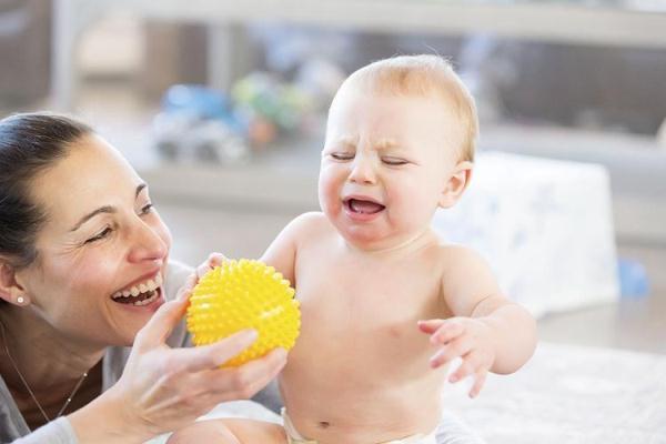 宝宝定时吐奶、哭闹是患有肠痉挛？5招帮你缓解