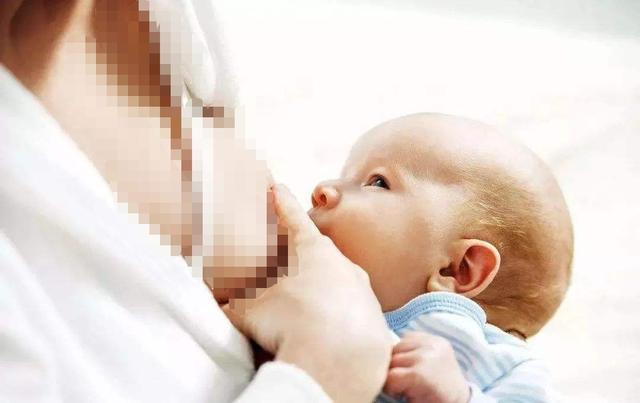 妈妈给宝宝喂奶时，宝宝总会抬头看着妈妈微笑，这是怎么回事？