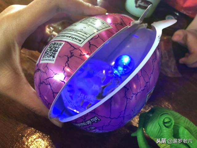 花60泰铢在泰国餐馆买了枚“恐龙蛋”！蛋里闪着光，恐龙瘸着腿？