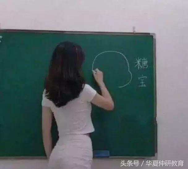 女幼师背影意外走红 网友：哪家幼儿园？