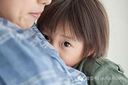 孩子胆小，或是父母犯了错！