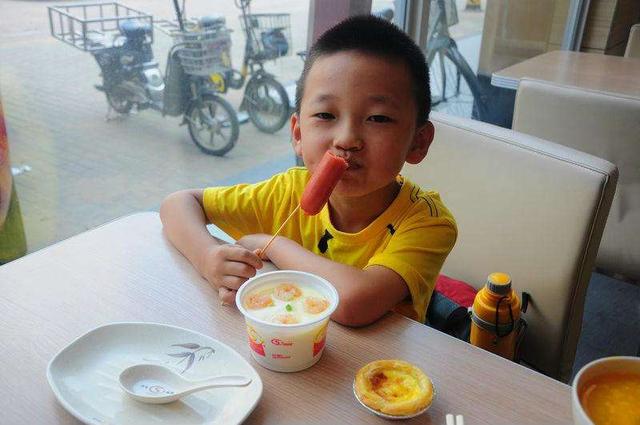 这四种食物对孩子危害大，医生从不给孩子买，你却天天让孩子吃！
