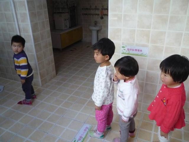 幼师让孩子比赛憋尿，孩子心理伤害，家长和老师谁的责任更大？