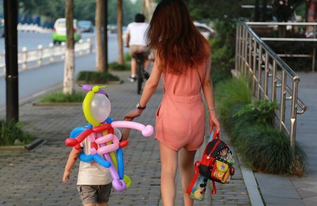 聪明的家长接娃幼儿园放学时只问一个问题