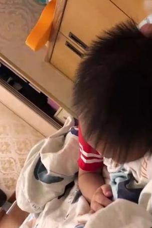 幼儿园儿子被别的孩子欺负，老师只看见还手却教训我家娃，咋办？
