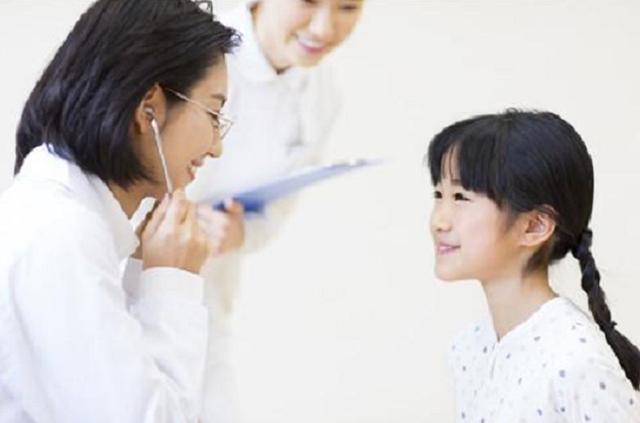 女孩初次来月经，妈妈要及时告诉这3条知识，成人前的最大保护