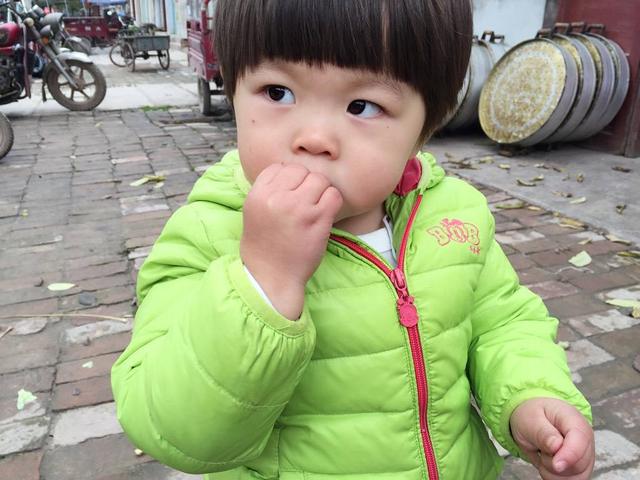 这四种食物对孩子危害大，医生从不给孩子买，你却天天让孩子吃！