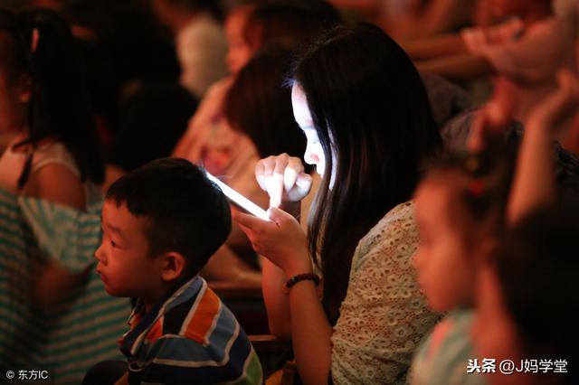 专治那些看孩子的时候玩手机的父母，这些招式，一用就灵！
