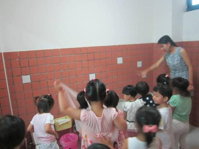 幼师让孩子比赛憋尿，孩子心理伤害，家长和老师谁的责任更大？