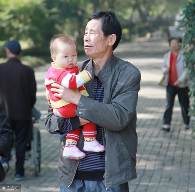 隔代亲！老人溺爱孙子的威力，你们都见识过吗？