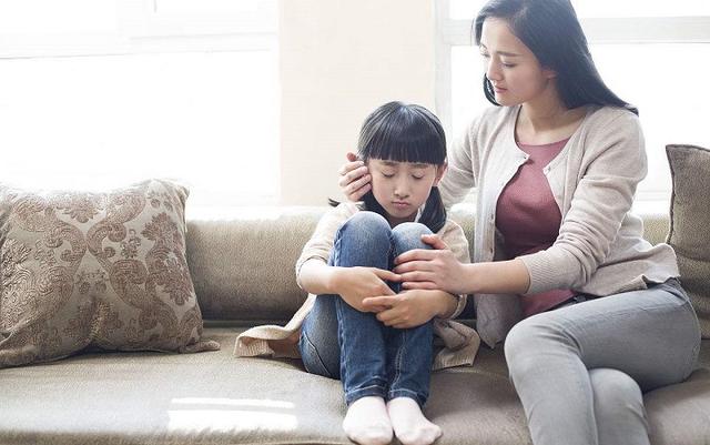 女孩初次来月经，妈妈要及时告诉这3条知识，成人前的最大保护
