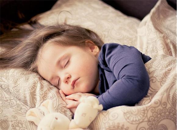 孩子睡觉爱踢被子不一定是热,只因这3个“苦衷”,家长要重视