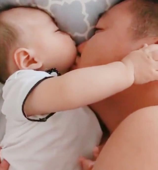自从生了小女儿，看到爸爸和女儿的睡姿，妈妈都要吃醋了