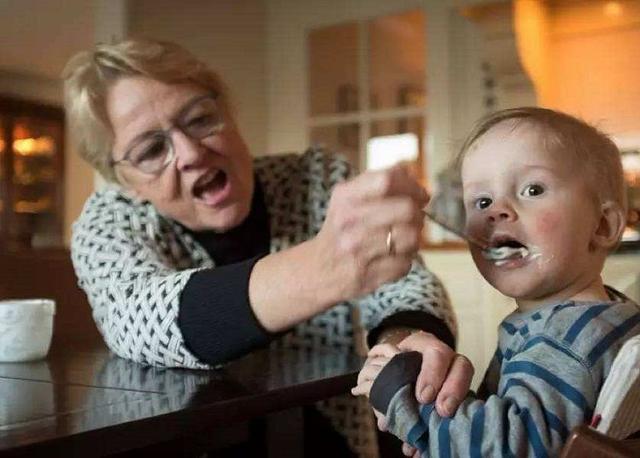 情商高宝妈这样让婆婆帮忙带孩子，既减少家庭矛盾，又增加感情