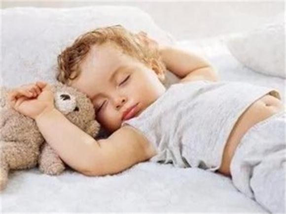 孩子睡觉爱踢被子不一定是热,只因这3个“苦衷”,家长要重视