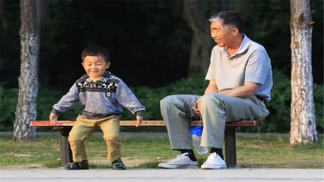 三类老人带出的孩子，聪明又独立，宝爸宝妈不一定比得了