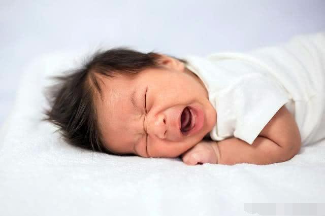 若宝宝身上有这2个特征，爸妈偷着乐吧，这是来向你“报恩”呢！