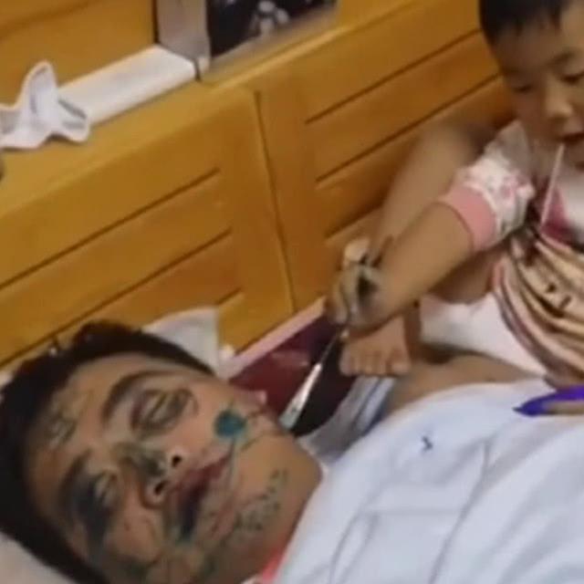 爸爸睡觉鼾声如雷，宝宝在爸爸脸上“画画”，妈妈推门看到笑喷了