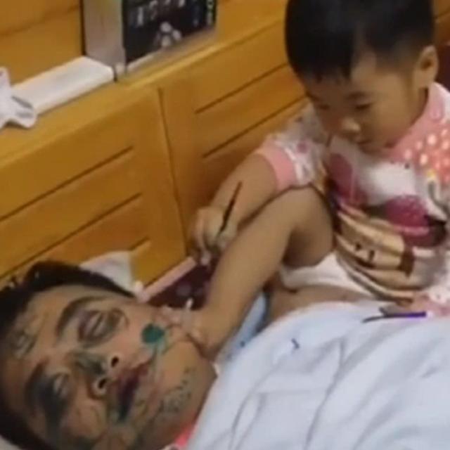 爸爸睡觉鼾声如雷，宝宝在爸爸脸上“画画”，妈妈推门看到笑喷了