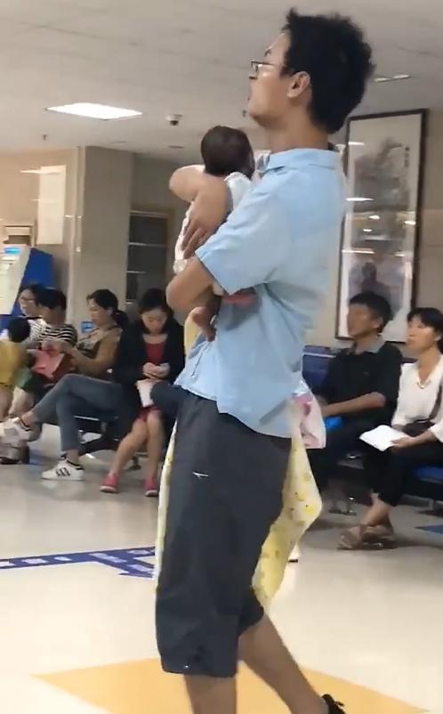 “尴尬爸爸”走红网络，一脸懵圈太逗了，看得网友不禁纷纷吐槽