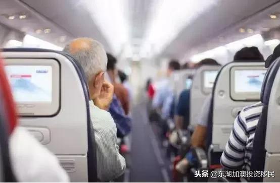 尴尬至极！一个商务舱三个人轮流坐！