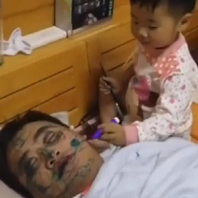 爸爸睡觉鼾声如雷，宝宝在爸爸脸上“画画”，妈妈推门看到笑喷了